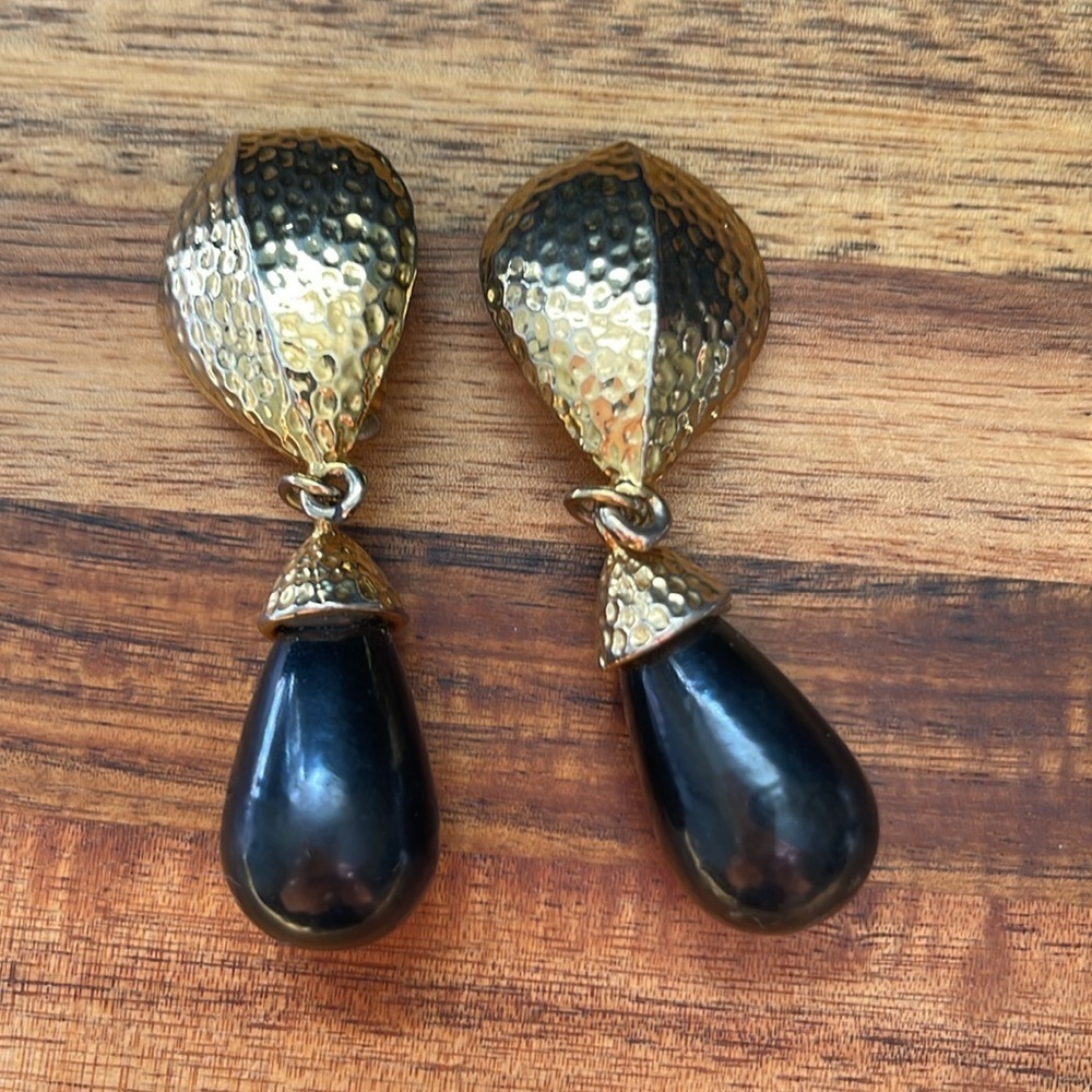 Gold Tone With Black Dangle Clip On Earrings. P/20